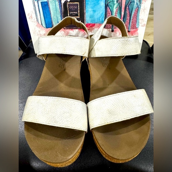 Corkys Shoes - ✨ Corkys White Metallic Wedge Sandals – Size 8 ✨